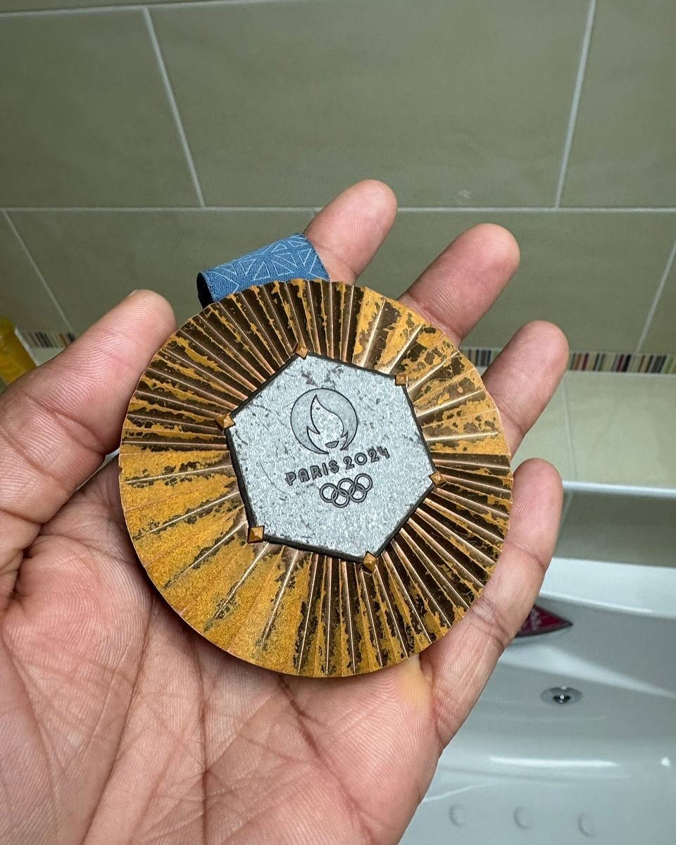 Бракованные медали: призеры Олимпиады-2024 требуют замены наград