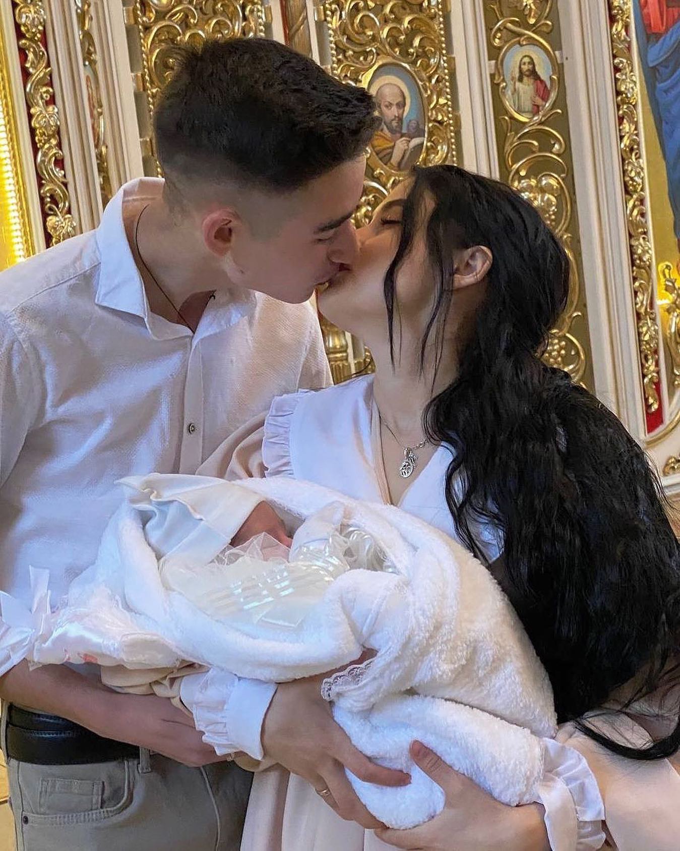 Матвієнко - у 17 років, Павлік - у 18. Українські зірки, які рано стали батьками