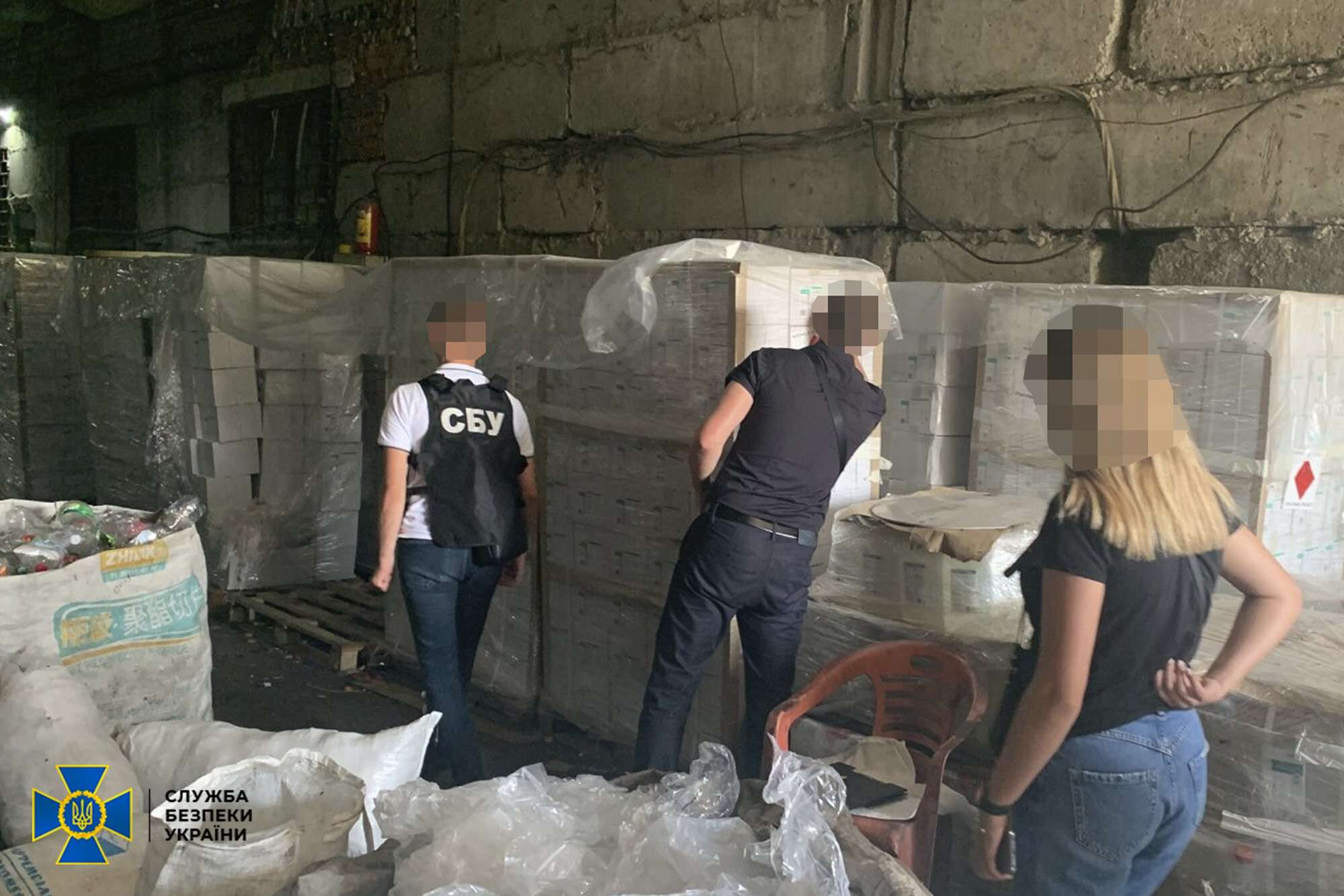 В Днепре СБУ уличила волонтеров в хищении гуманитарки и оружия на миллионы гривен