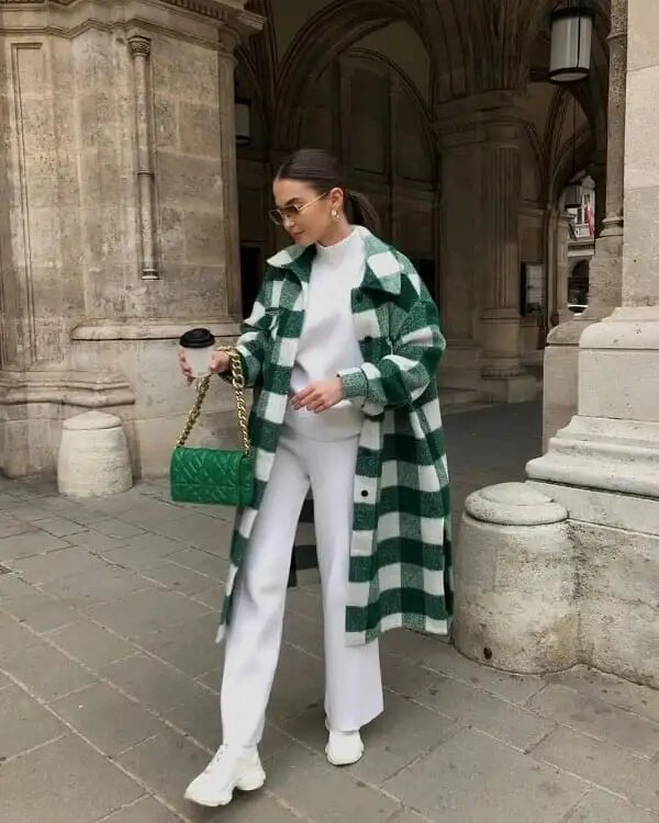 З чим носити пальто навесні 2023: яскраві фотоприклади