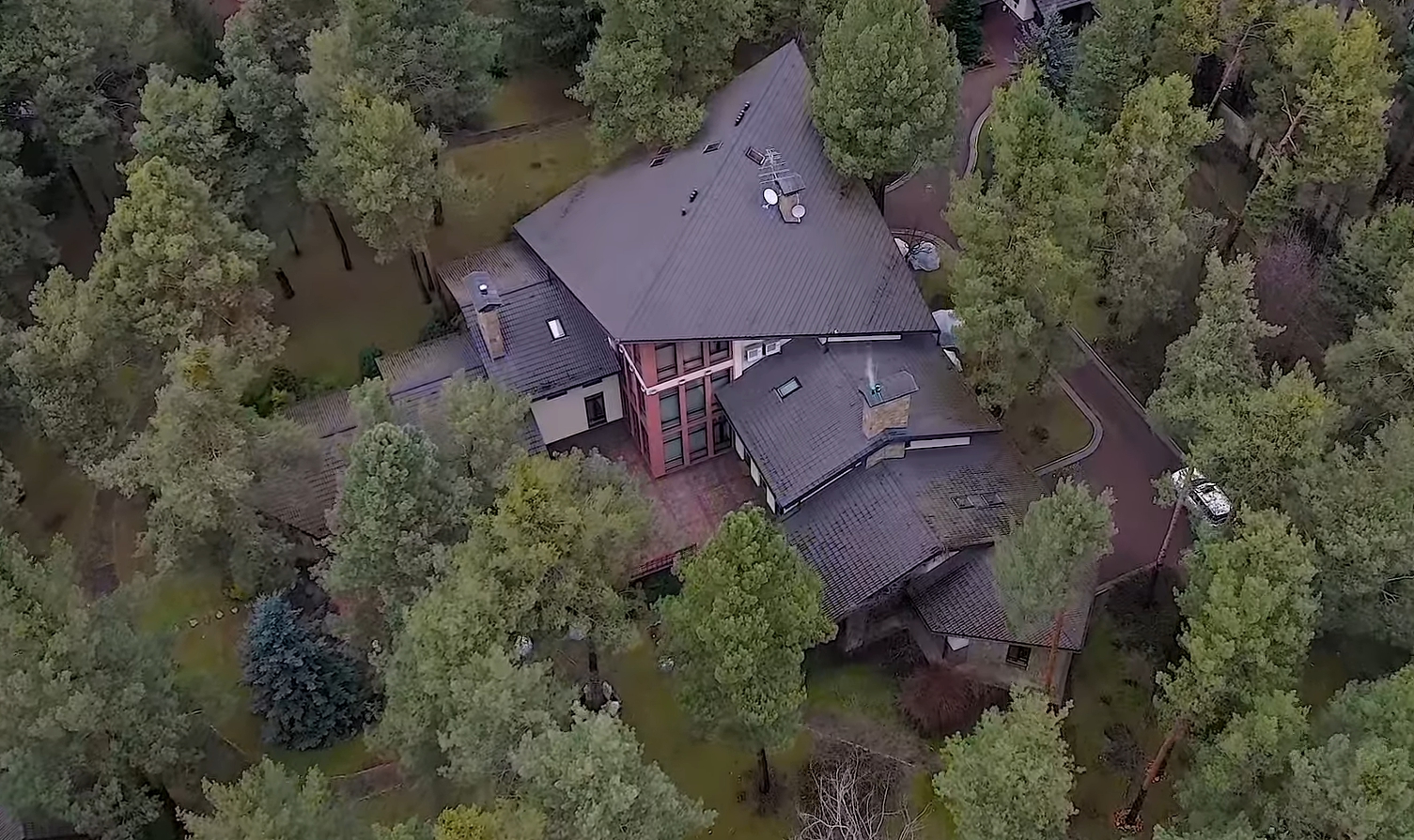 Сын Софии Ротару показал роскошный семейный особняк в снегу (фото)