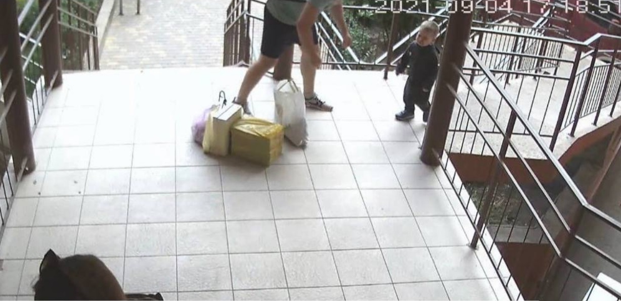 В Одессе на видео попало "воспитание" годовалого ребенка: папа и мама били по очереди