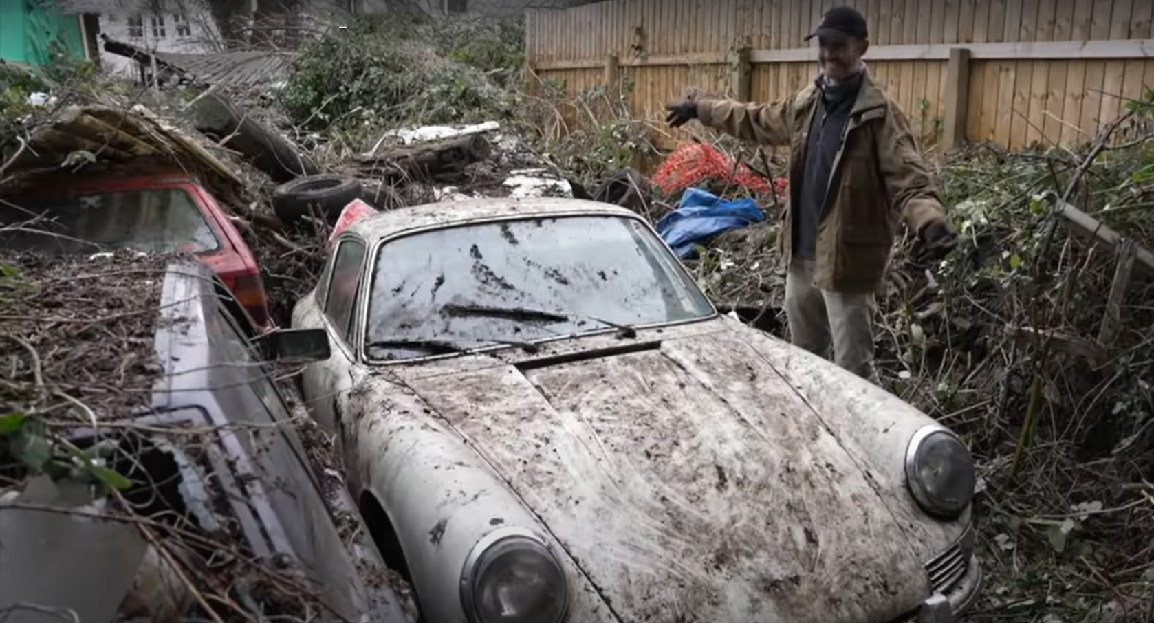 Ржавеют в саду и ждут реставрации: обнаружена свалка ретроавтомобилей