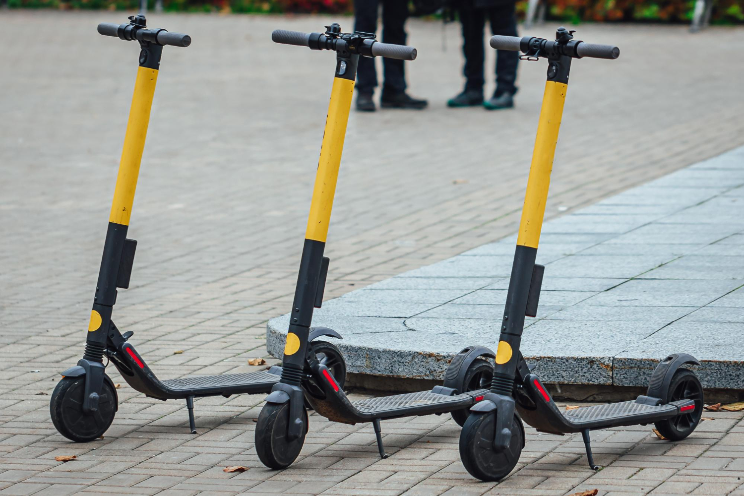 В Україні почали вводити нові правила для електросамокатів: як тепер їздити