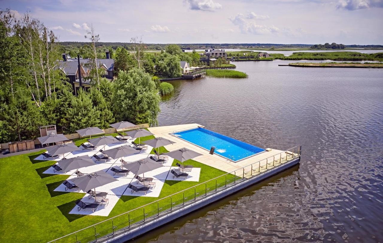 В оточенні лісу і води. Затишні заміські комплекси біля Києва для відпочинку на вікенд