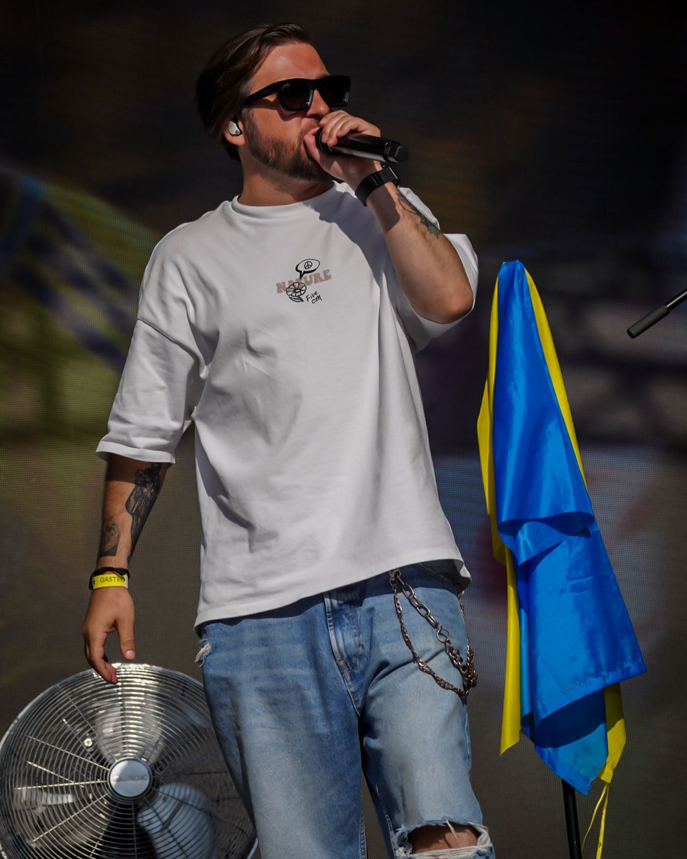 Відомий український співак опинився в інвалідному візку