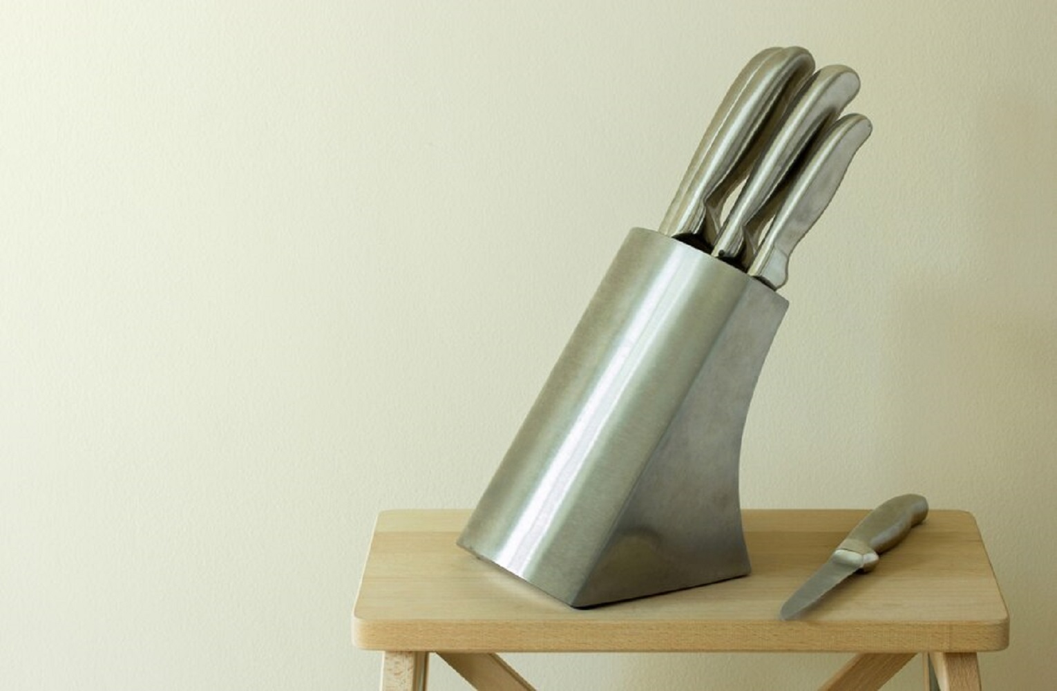 Всі так роблять, а потім шкодують. Як насправді треба правильно зберігати ножі на кухні