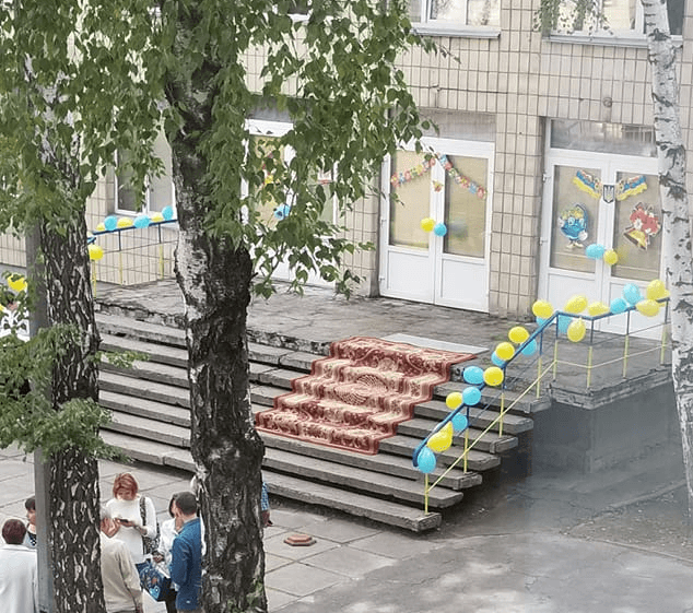В Киеве вход в школу устелили ковром, который закрыт наглухо: "зайдут не все" (фото)