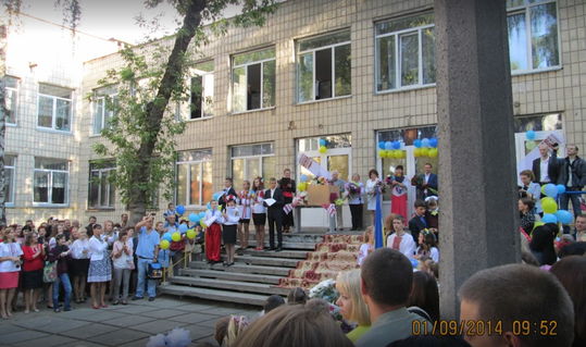 В Киеве вход в школу устелили ковром, который закрыт наглухо: "зайдут не все" (фото)