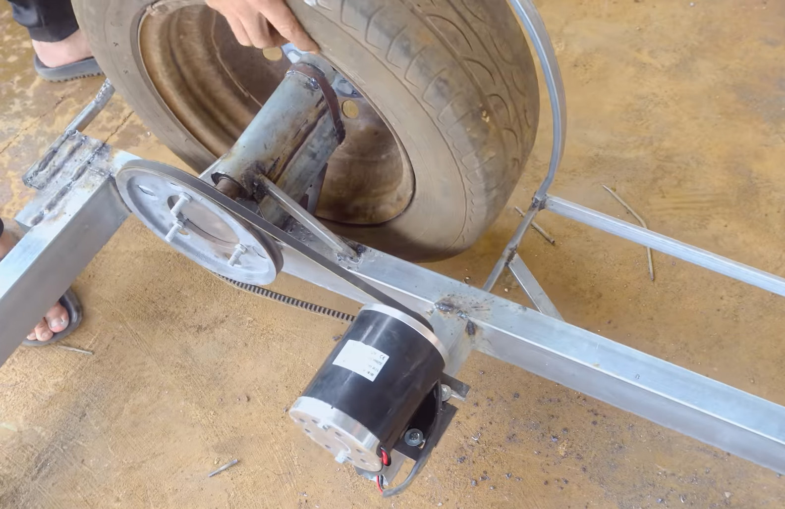 З пластику і палиць: в'єтнамець побудував копію суперкара Porsche з каналізаційних труб