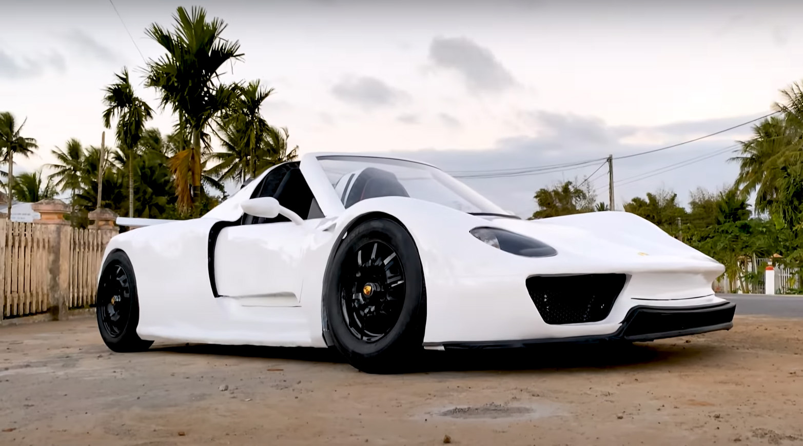 З пластику і палиць: в'єтнамець побудував копію суперкара Porsche з каналізаційних труб