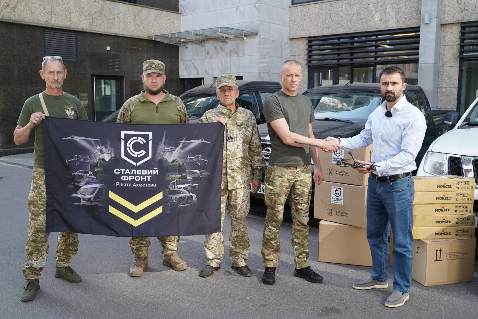 "Сталевий фронт" Ахметова передав пікапи і дрони на Покровський напрямок