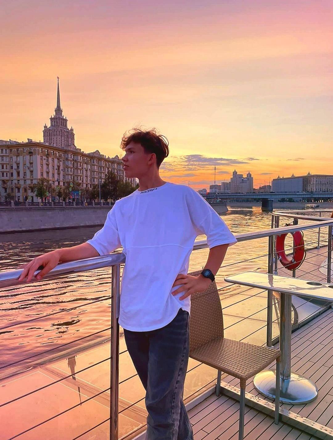 Син "елітного" полковника РФ продає себе чоловікам за гроші і "зливає" дані батька