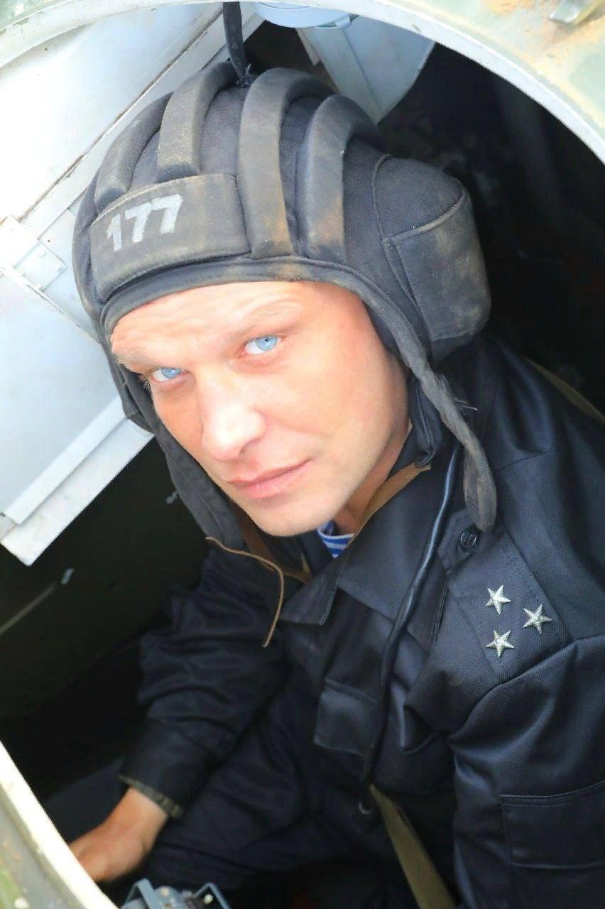 Син "елітного" полковника РФ продає себе чоловікам за гроші і "зливає" дані батька