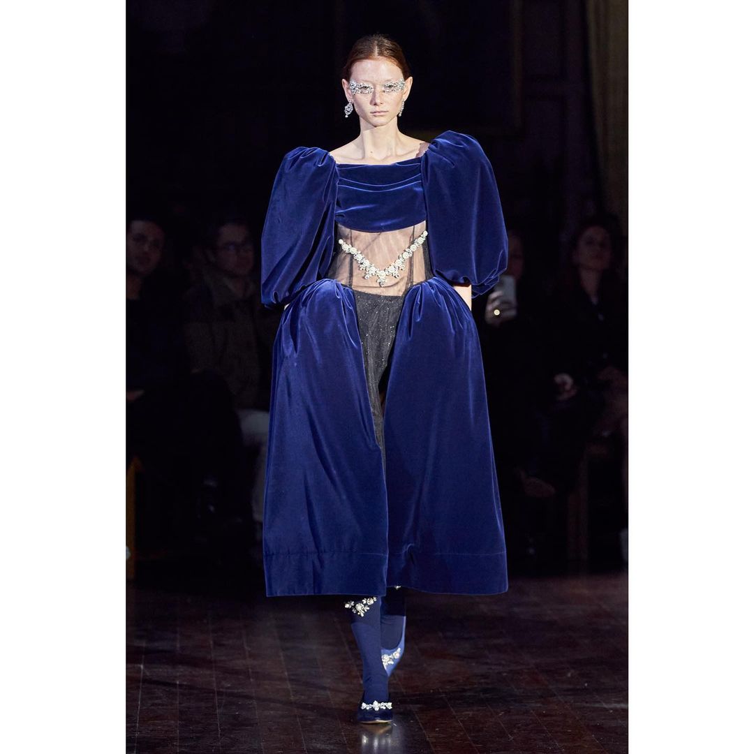 Сукні з вирізами, бомбери і панчохи: 5 мікротрендів Тижня моди в Лондоні осінь-зима 2022