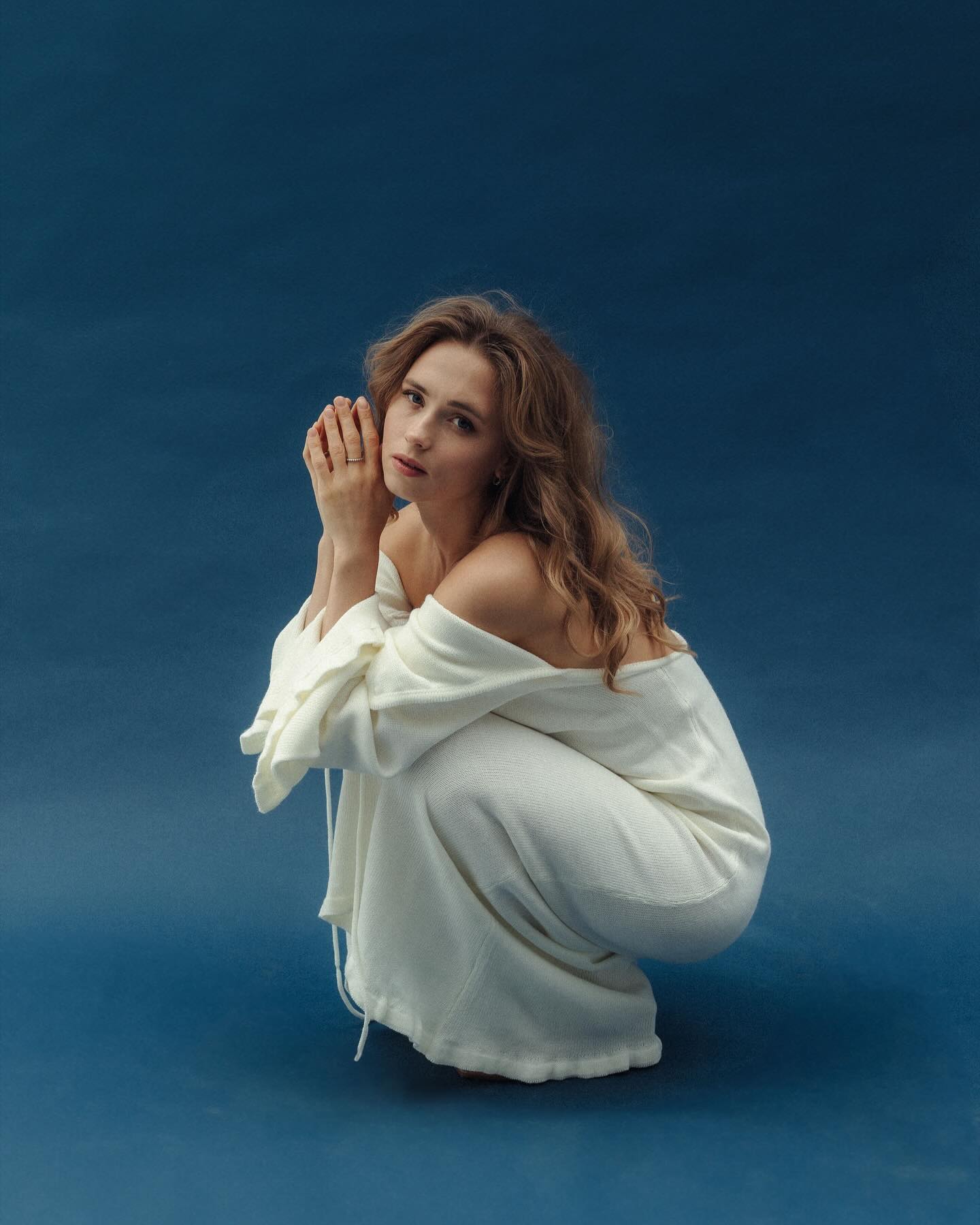 "Ніжність та жіночність зашкалює": погляньте, як виглядає готична Женя зі "Сватів" у новій фотосесії