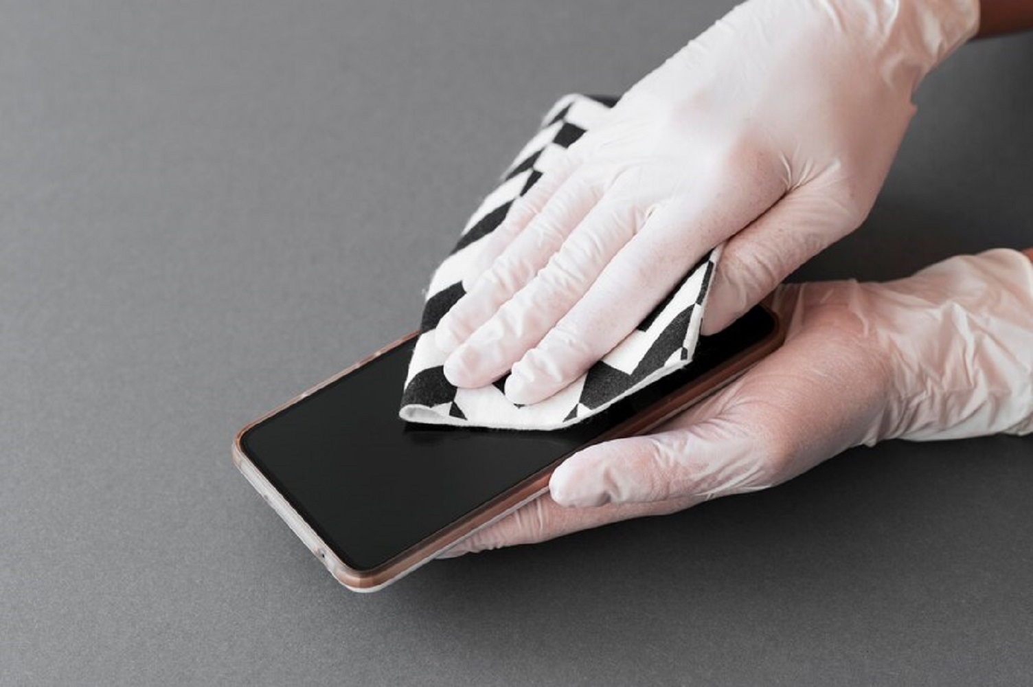 10 незвичайних та дуже корисних шляхів використання спирту у прибиранні