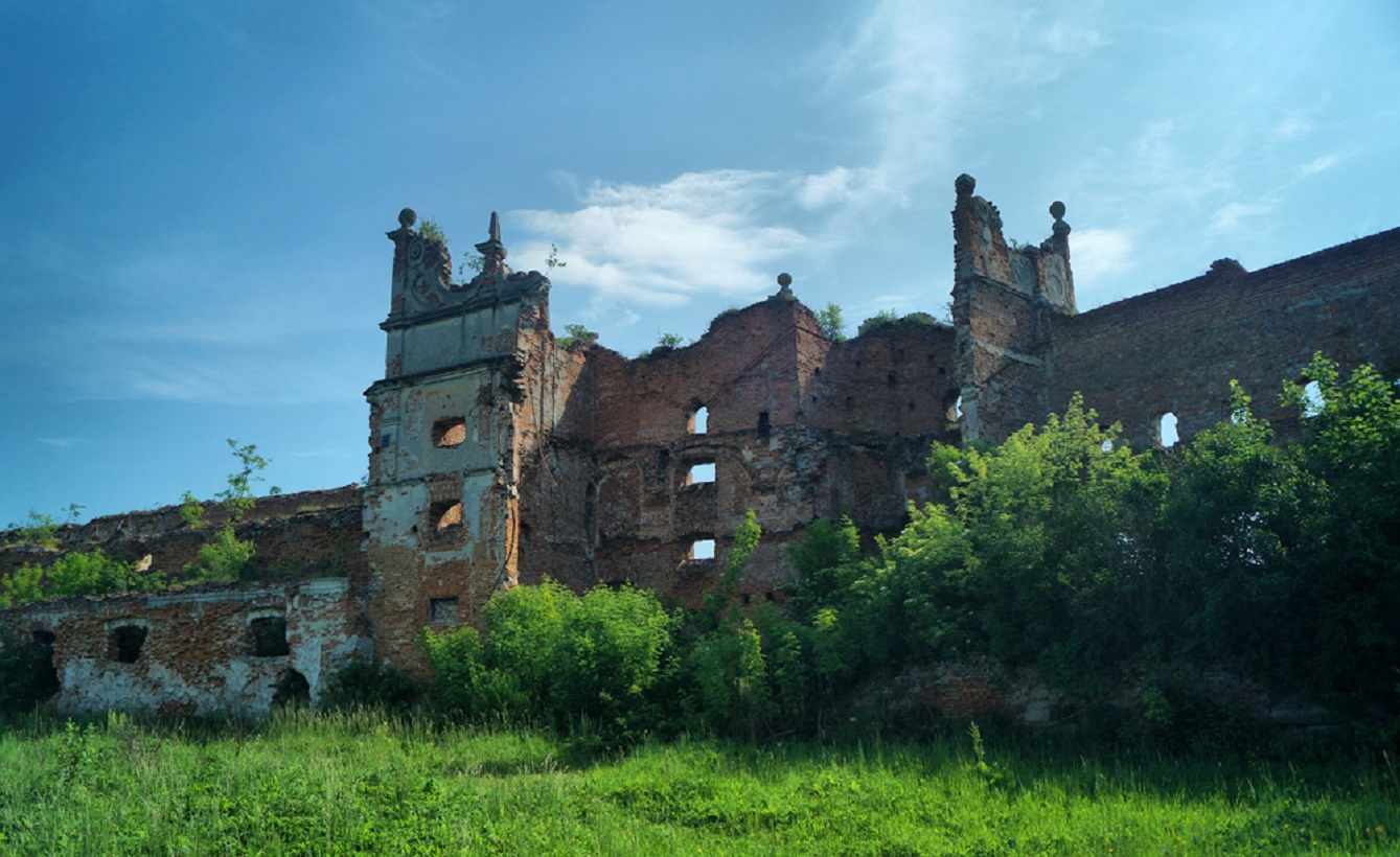 Башни с историей. Лучшие замки-руины в Украине, которые сохранились до наших дней