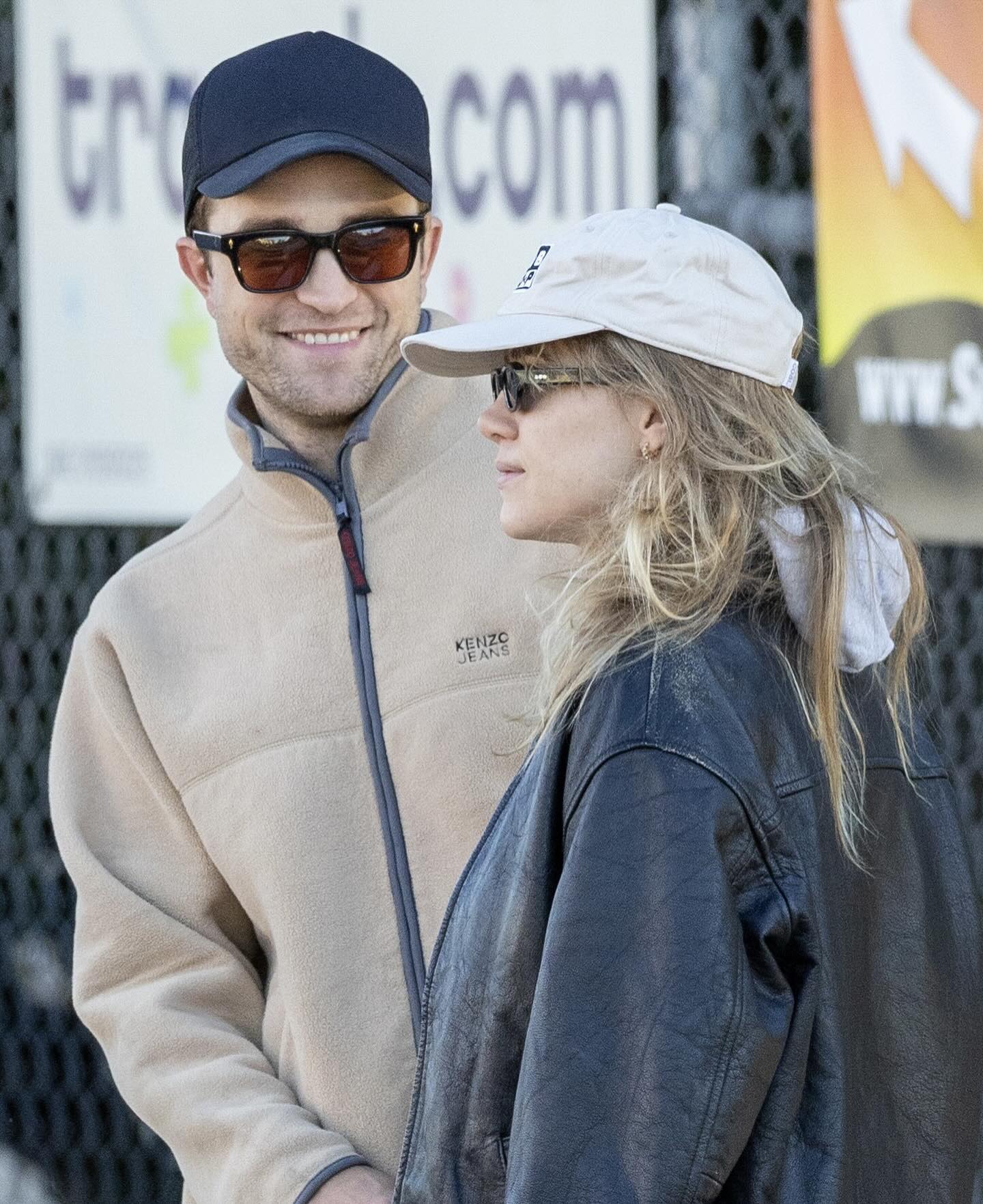 Роберт Паттинсон сделал предложение? Его беременная избранница засветила обручальное кольцо (фото)