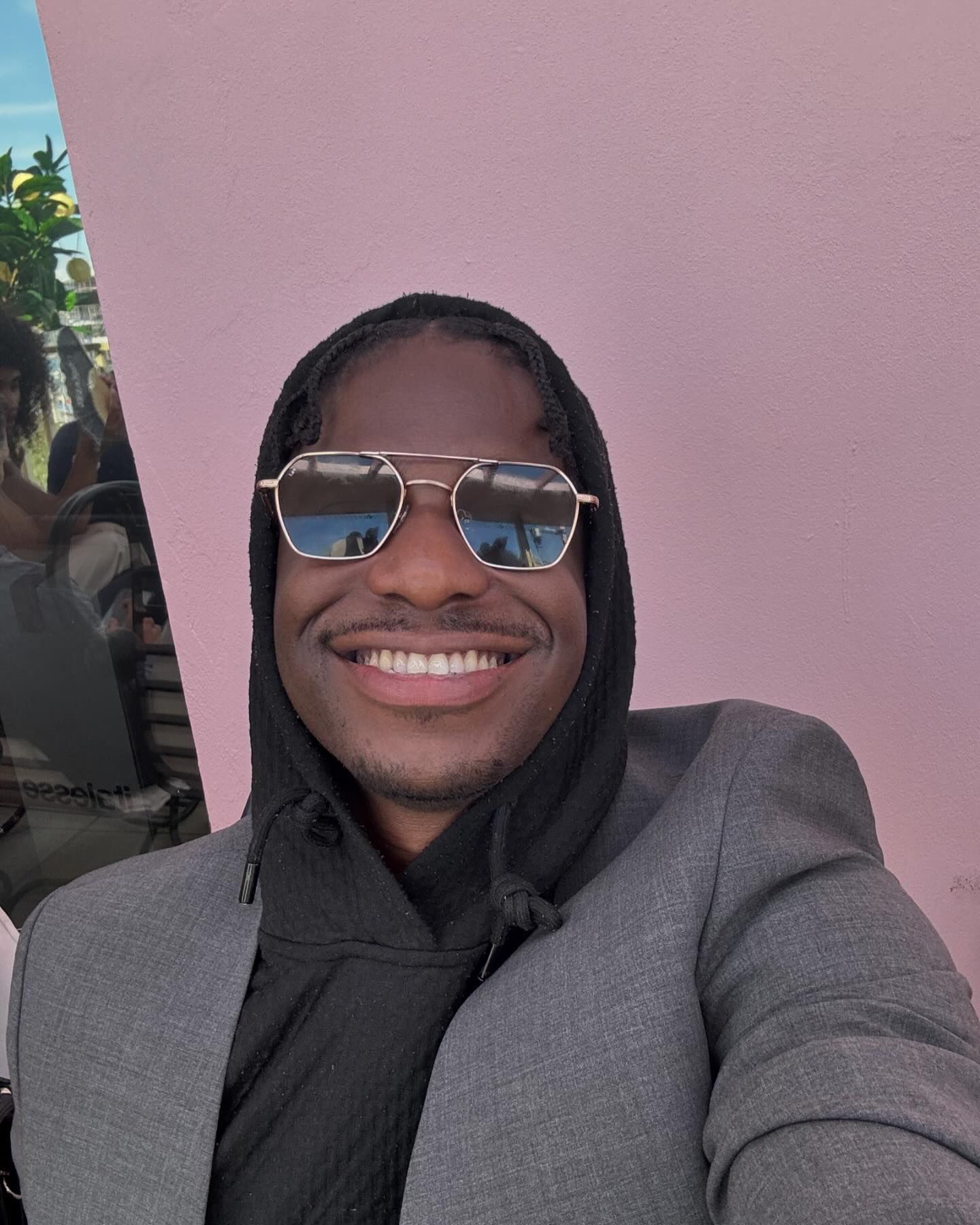 Зірка серіалу "Емілі в Парижі" засвітився в костюмі відомого українського бренду