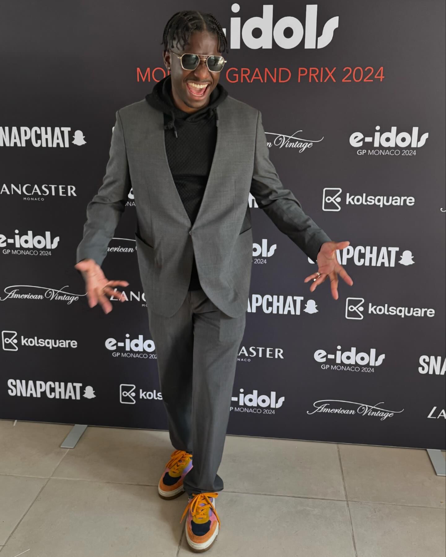 Зірка серіалу "Емілі в Парижі" засвітився в костюмі відомого українського бренду