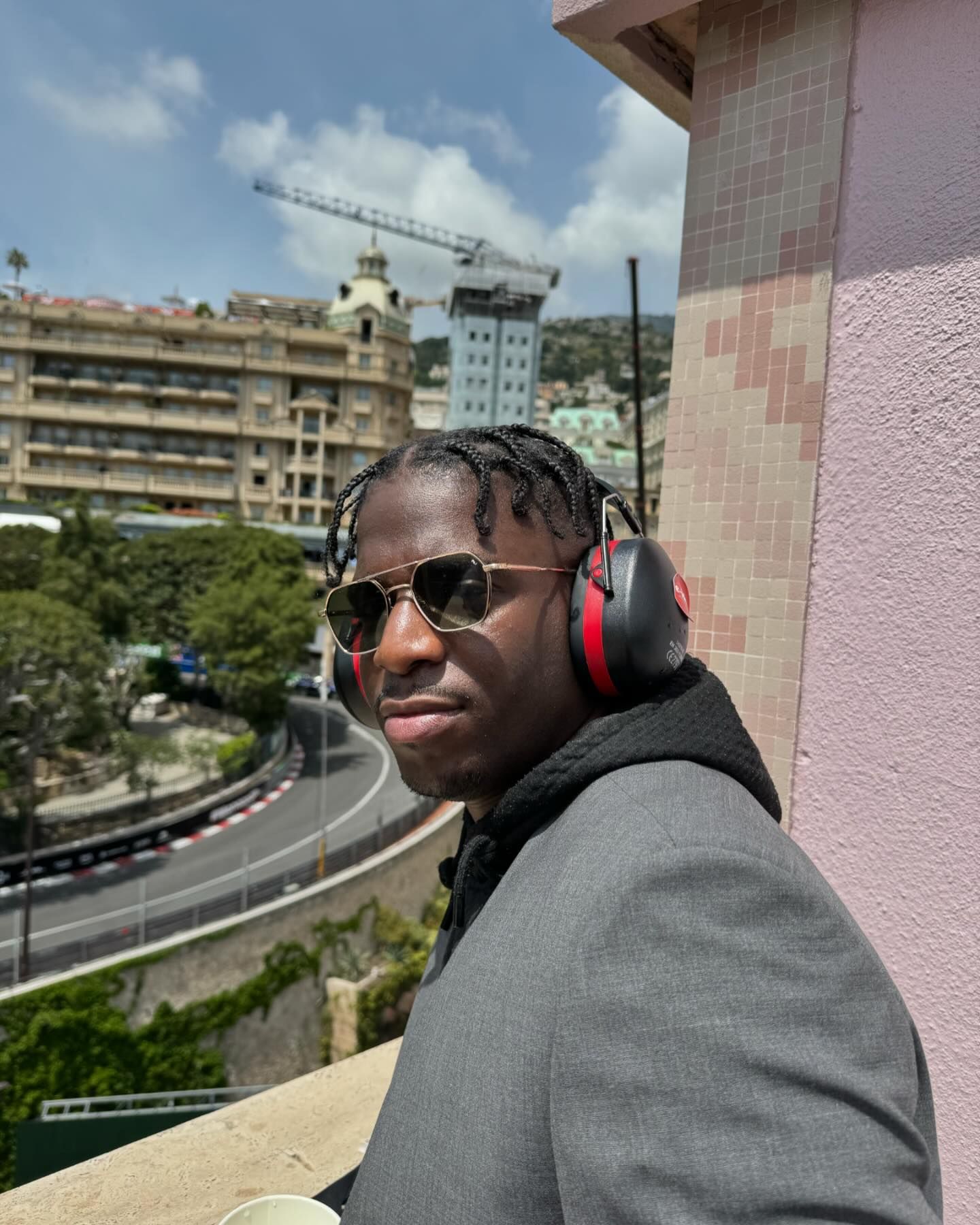 Зірка серіалу "Емілі в Парижі" засвітився в костюмі відомого українського бренду