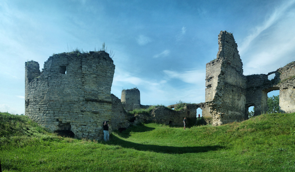 Башни с историей. Лучшие замки-руины в Украине, которые сохранились до наших дней