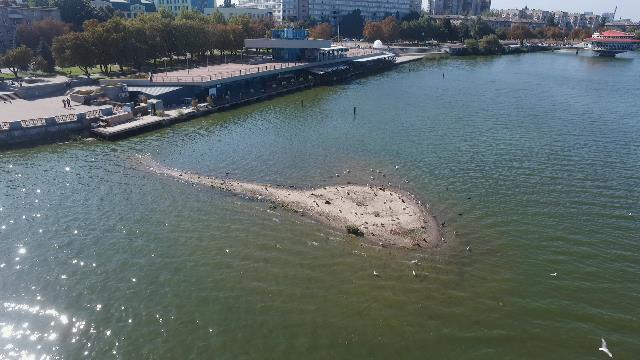 В Днепре посреди реки появился остров: экокатастрофа?