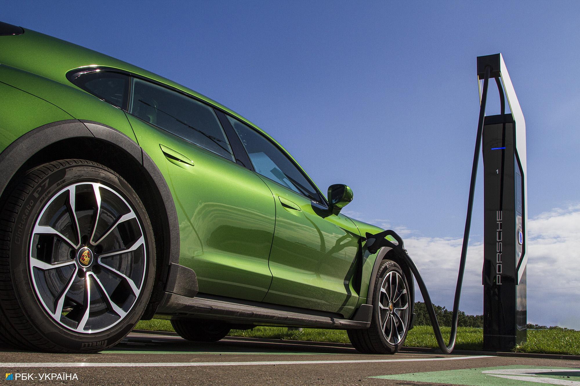 Вагон эмоций: тест-драйв электрического кросс-универсала Porsche Taycan Cross Turismo