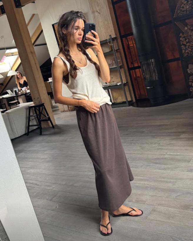 Даша Кацуріна показала найзручніший образ на літо: простий одяг і нуль пафосу (фото)