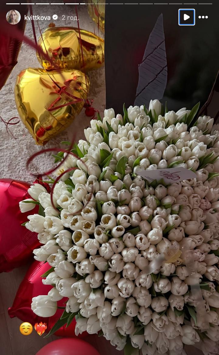 Квіткова та інші зірки показали букети від коханих: від ніжних тюльпанів до сотень троянд