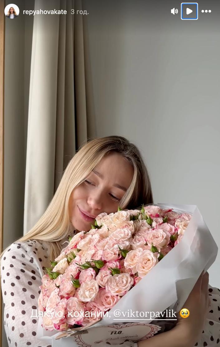 Квіткова та інші зірки показали букети від коханих: від ніжних тюльпанів до сотень троянд