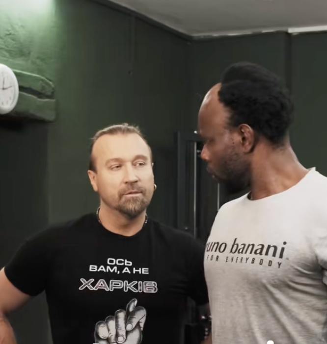 Винник пригадав про "таємну" дружину та показався в футболці з несподіваним написом