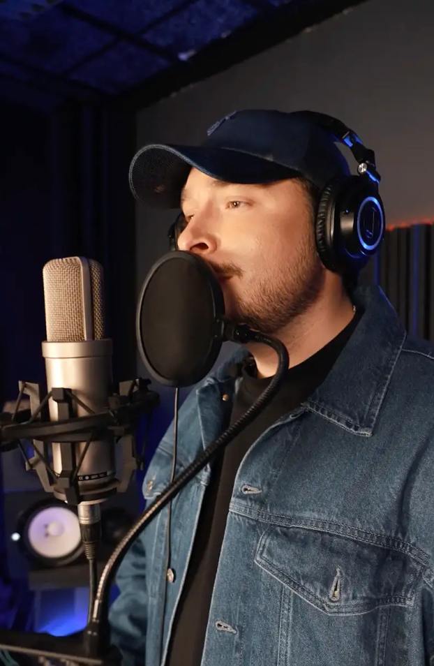 Нікіта Кісельов презентував особливий проект, перші герої якого - закохані військові. Ексклюзивні подробиці