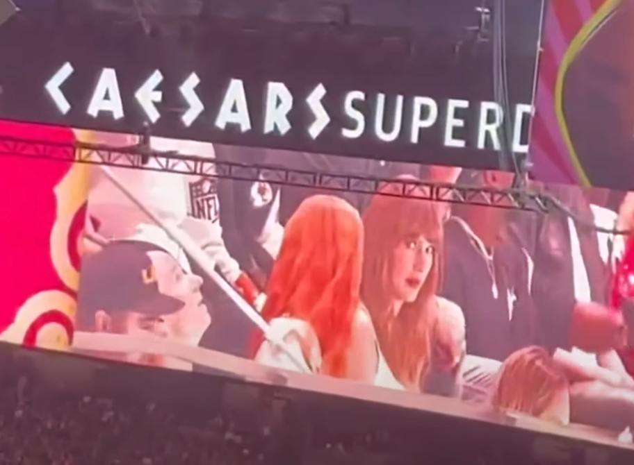 Тейлор Свіфт освистали на Супербоулі 2025. Її реакція стала мемом