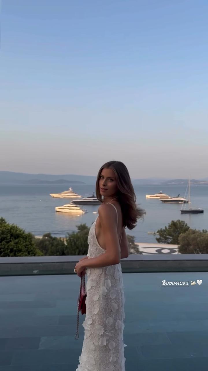 Prada за 55 тисяч та українська сукня: онука Ротару похизувалася стильним "луком"