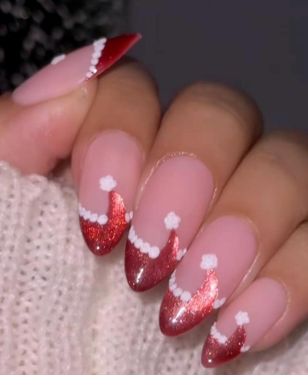 Новорічний манікюр: 5 трендових ідей, які не набриднуть до свят і вразять всіх (фото)