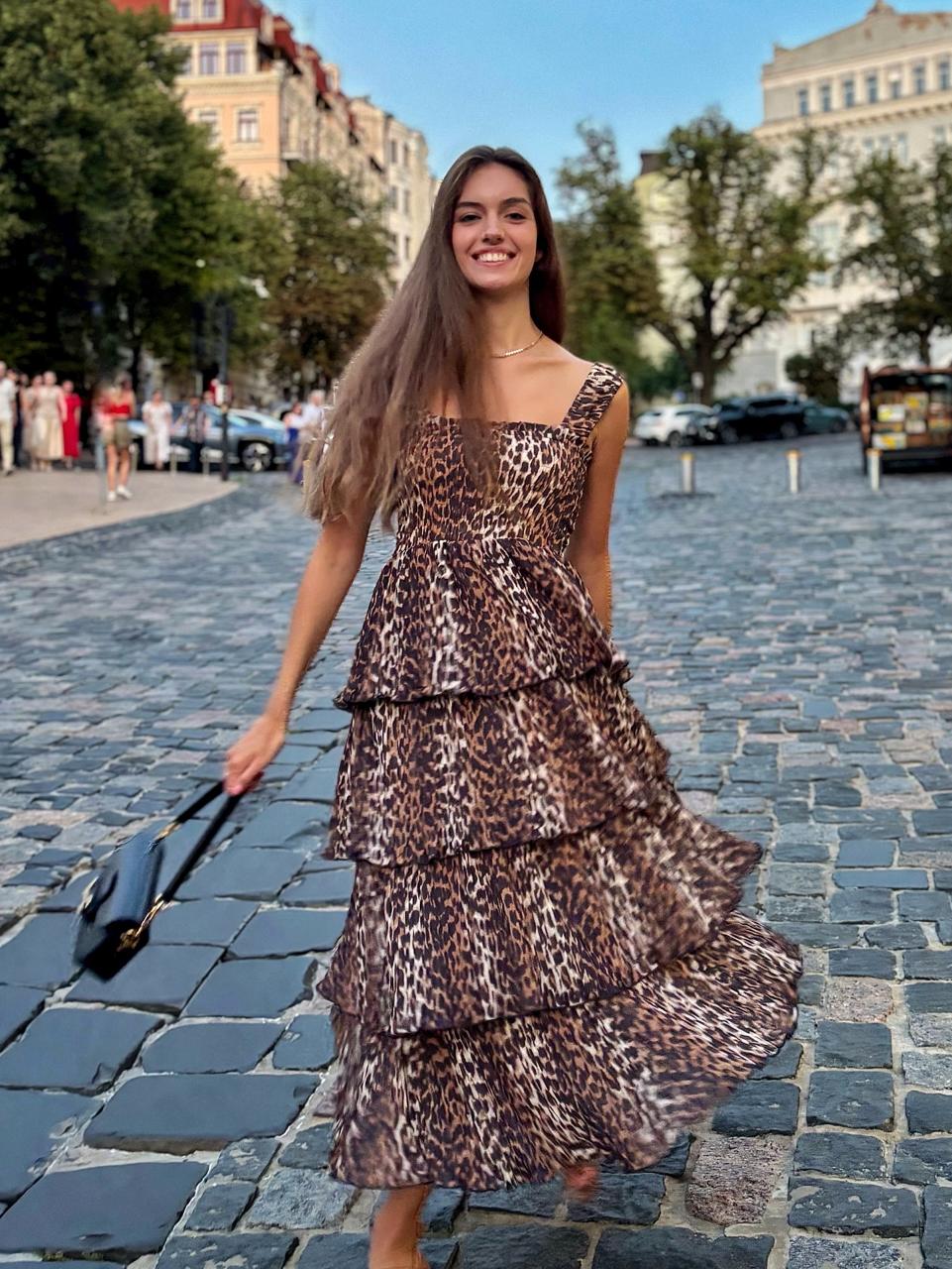 5 стильних "луків" колишньої Комарова, які вразять всіх: з сукнею, штанами чи спідницею