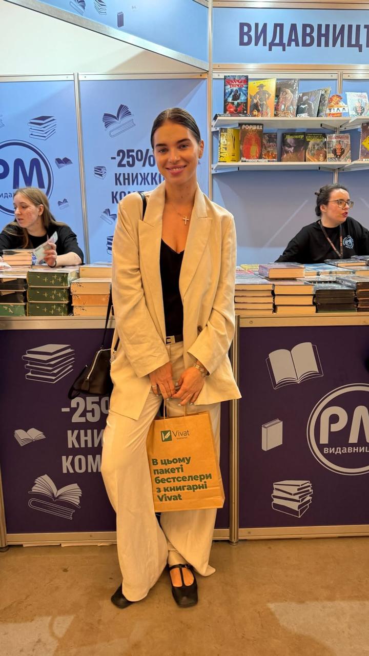 Стильно і "дорого": дружина Усика показала, як носити трендовий льняний костюм у звичайному житті