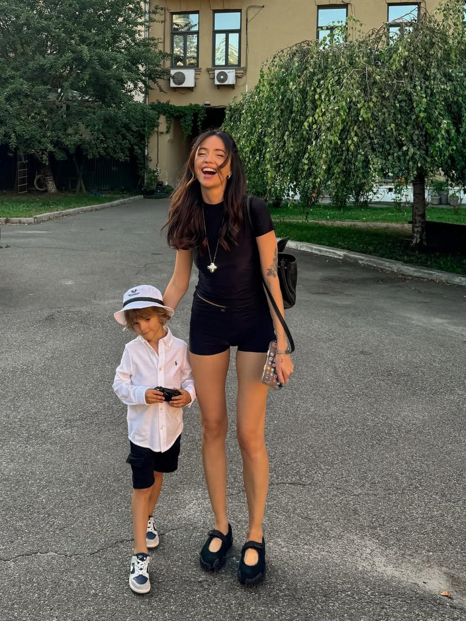 Три стильні образи Дорофєєвої, які чудово підійдуть на теплу осінь: просто і в тренді