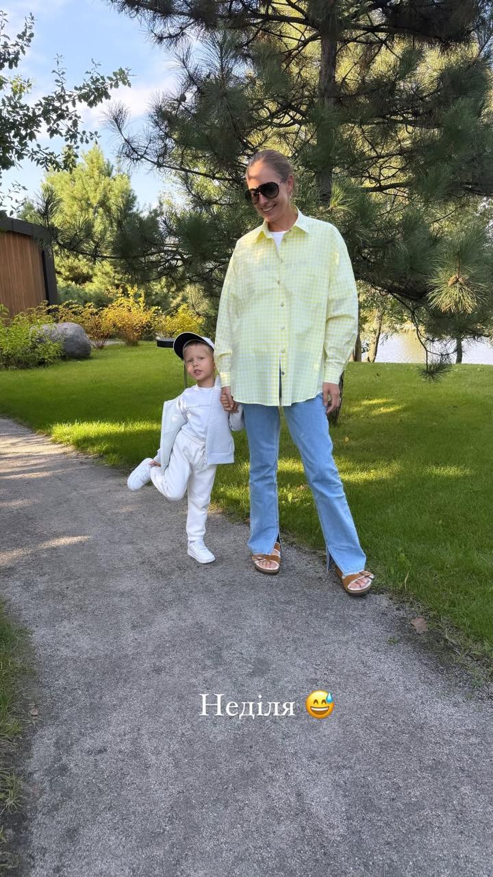 Стильне міжсезоння: що носять Дорофєєва, Осадча та дружина Усика, коли не вгадаєш з погодою