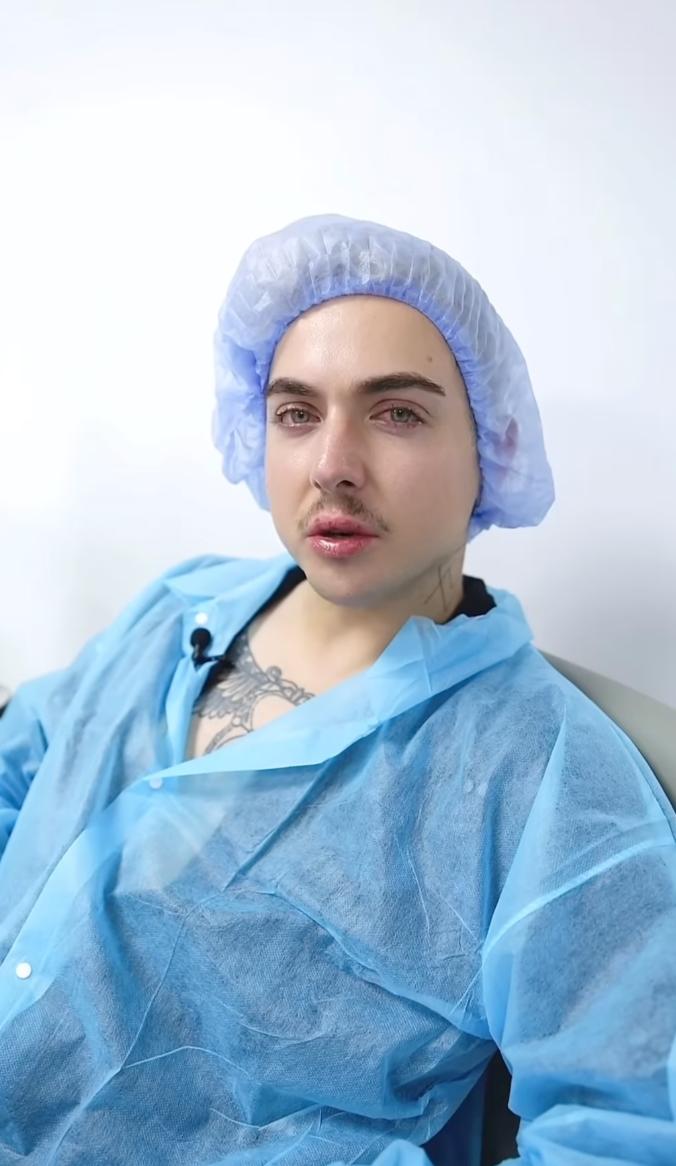 "Мені соромно": популярний співак опинився в лікарні та розкрив причину (відео)