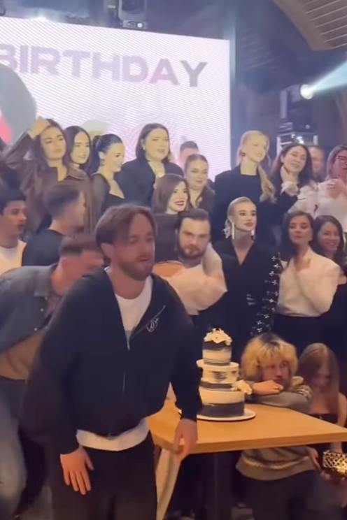 Відома співачка засвітила солодкі поцілунки з колишнім Раміни (відео)