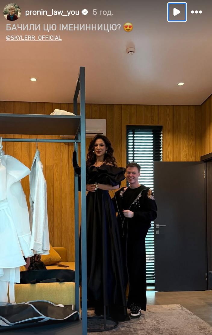 Відома співачка засвітила солодкі поцілунки з колишнім Раміни (відео)