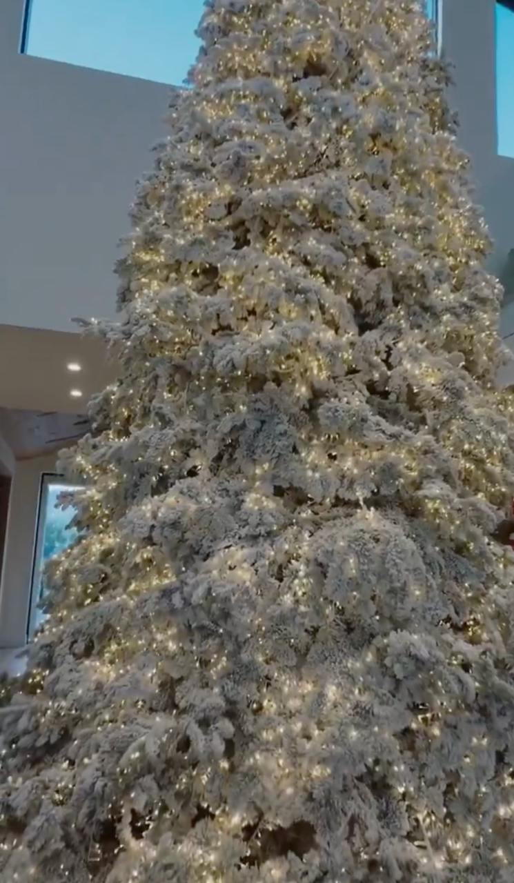 Ким Кардашьян похвасталась "двухэтажной" новогодней елкой, размеры которой впечатляют