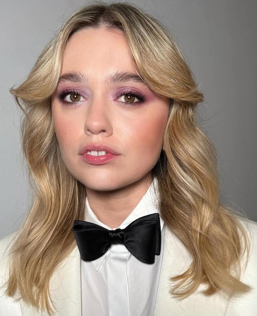 8 фактів про зірку "Білого лотоса" і "Статевого виховання" Еймі Лу Вуд, які вас вразять