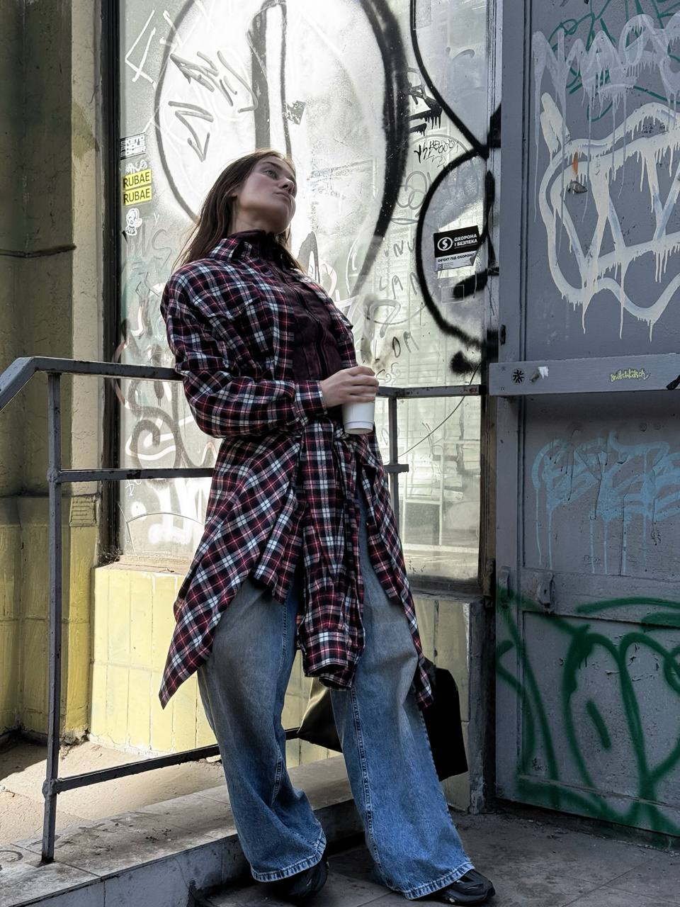 Jerry Heil показала ультрамодний "лук" на прохолодну осінь, який легко повторити (фото)