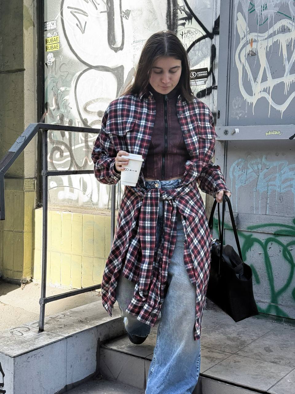 Jerry Heil показала ультрамодний "лук" на прохолодну осінь, який легко повторити (фото)