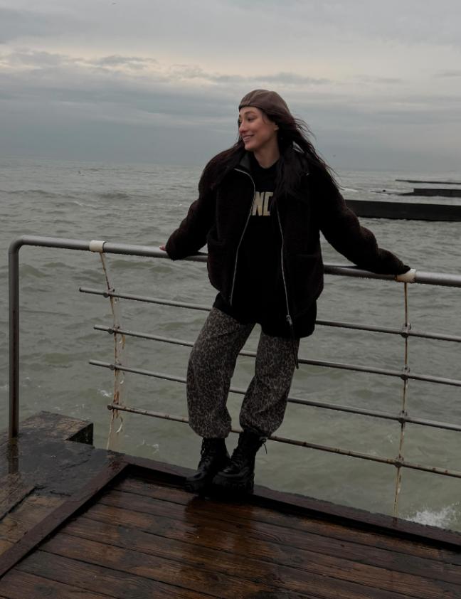 Настя з "Холостяка" зробила цю кепку трендом зими: з чим її носити