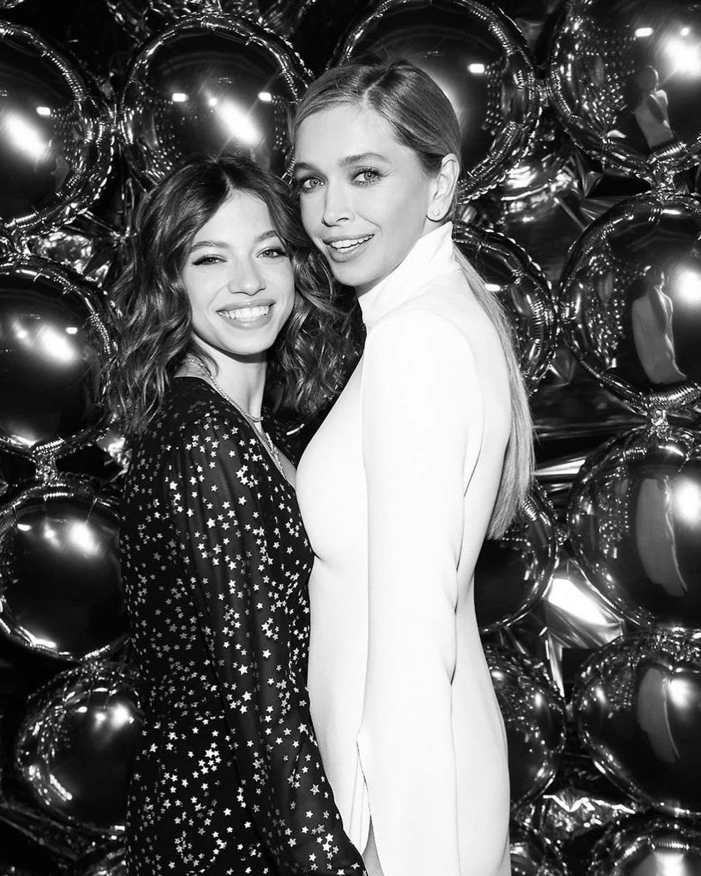 Брежнєва показала молодшу доньку на рідкісних фото. Їй вже 15 і в це важко повірити